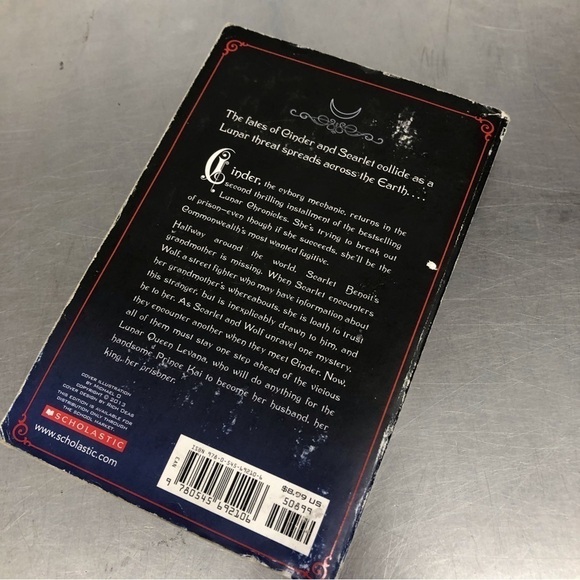 The Lunar Chronicles: Scarlet by: Marissa Meyer, paperback book - Picture 5 of 6